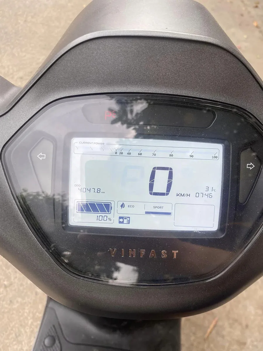 Màn hình LCD của Klara A1 hiển thị rõ ràng, trực quan và dễ quan sát mọi thông số