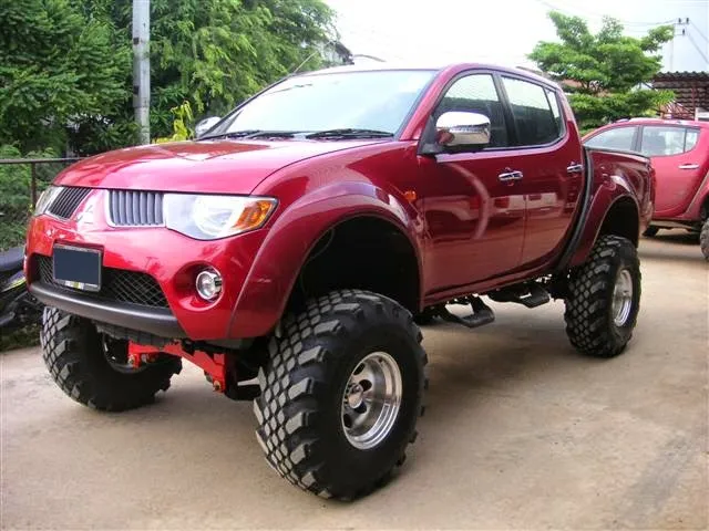 Xe Mitsubishi Triton off-road 2016 đang vượt địa hình gồ ghề