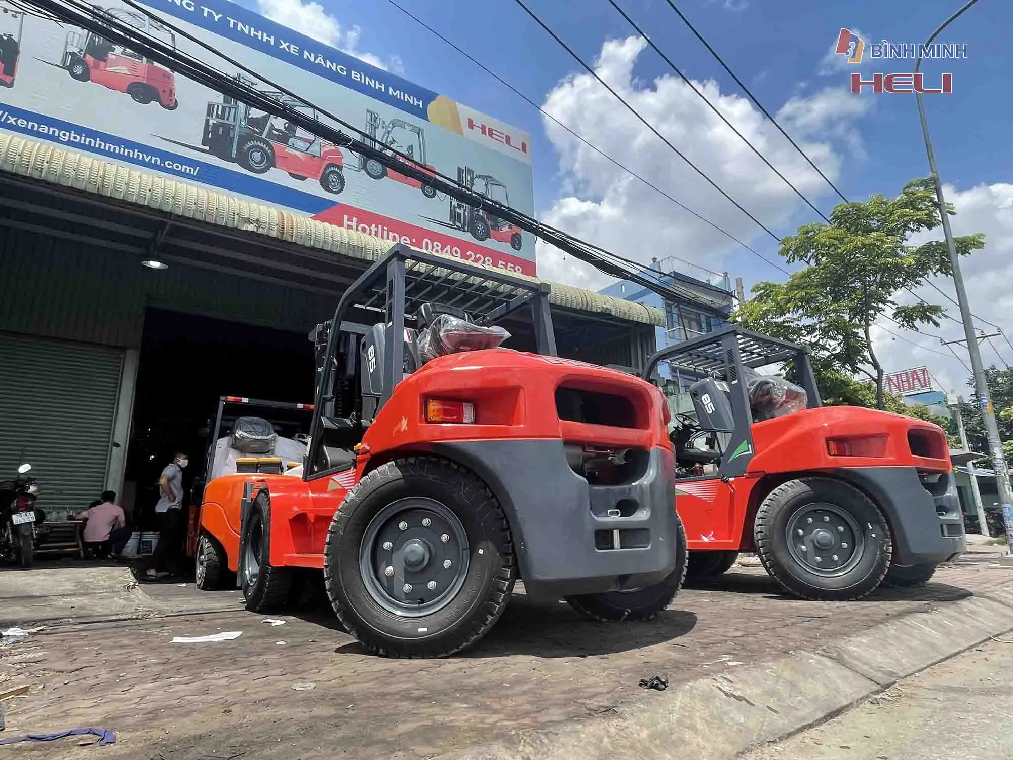Xe Nâng 10 Tấn Heli Tại Kho Hồ Chí Minh
