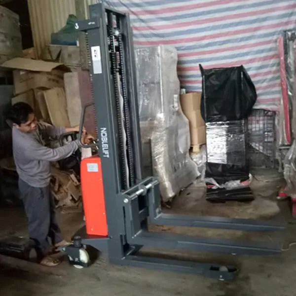 Xe nâng tay 5 tấn đáp ứng nhu cầu nâng hạ tại các kho bãi công nghiệp