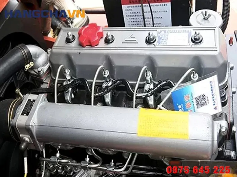 Cận cảnh động cơ Xinchai trên xe nâng dầu 2.5 tấn