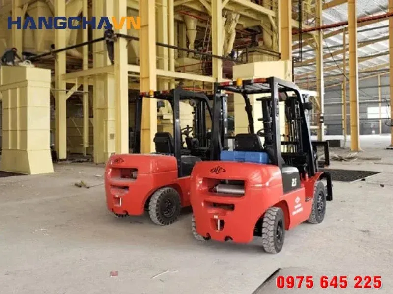 Hệ thống lái và cần điều khiển xe nâng dầu 2.5 tấn