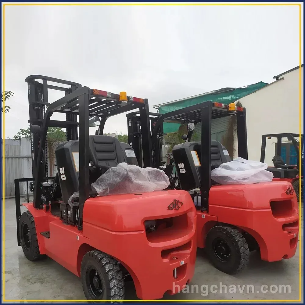 Xe nâng dầu 3 tấn làm việc tại công trường