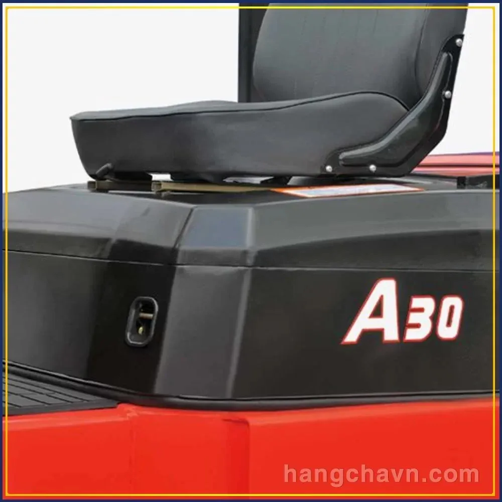 Xe nâng dầu 3 tấn vận hành tại kho bãi