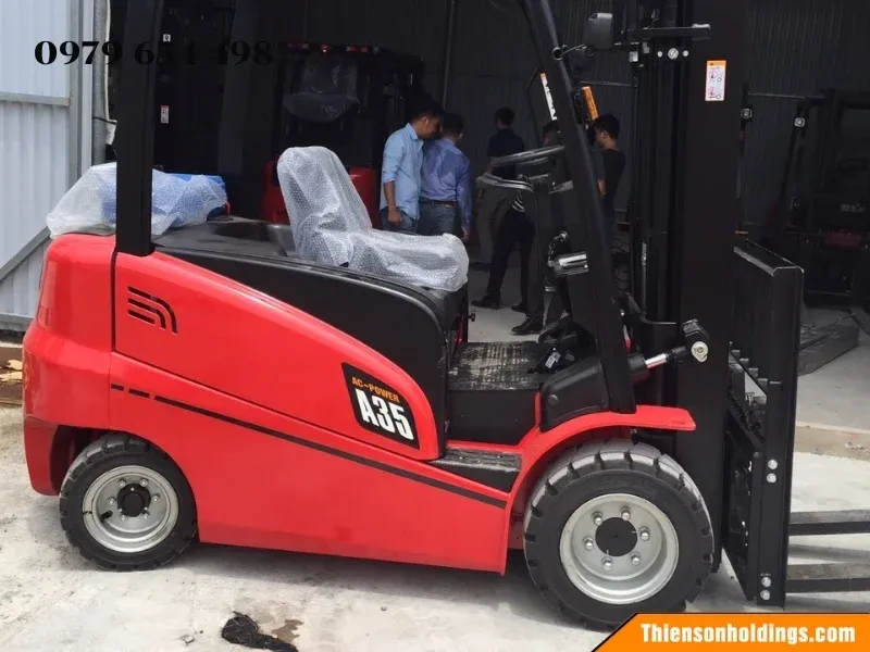 Tổng thể thiết kế xe nâng điện 3 5 tấn hiện đại tại kho bãi