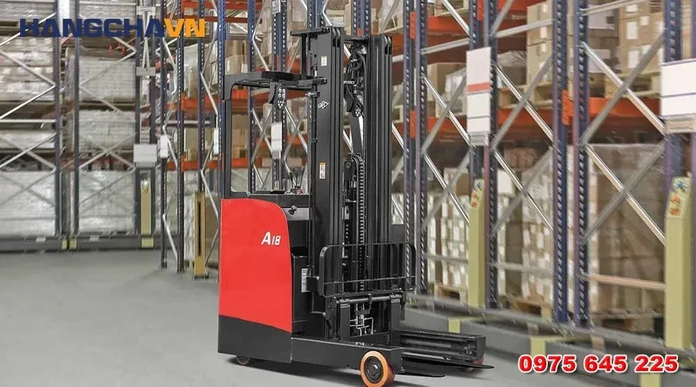 Xe nâng điện đứng lái Hangcha trong kho hàng