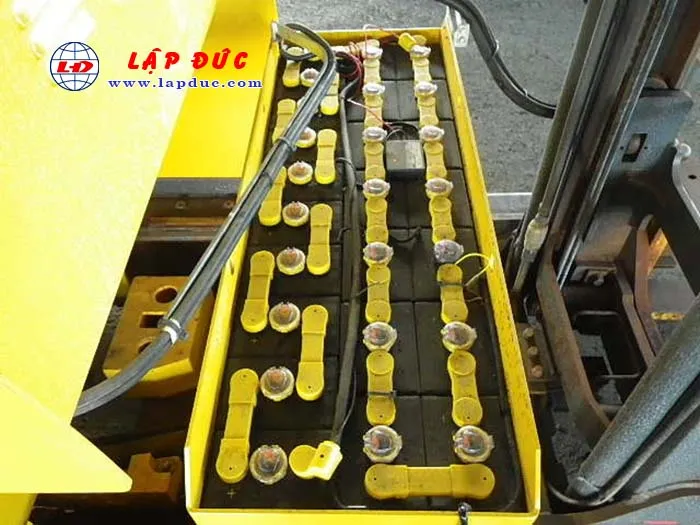 Xe nâng điện đứng lái Komatsu sử dụng bình điện hiệu suất cao