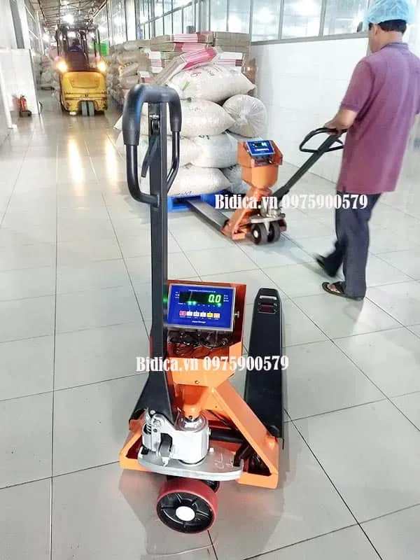 Ứng dụng xe nâng tay gắn cân trong nhiều phân khúc ngành nghề