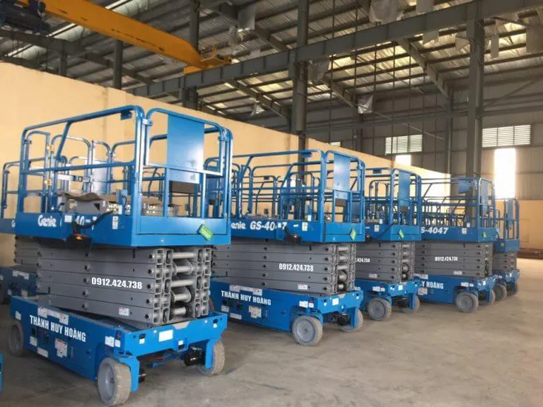 Xe nâng cắt kéo kích thước nhỏ gọn cho kho bãi chật hẹp