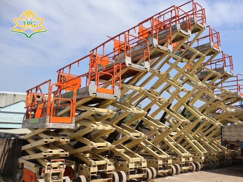 Xe nâng người cắt kéo