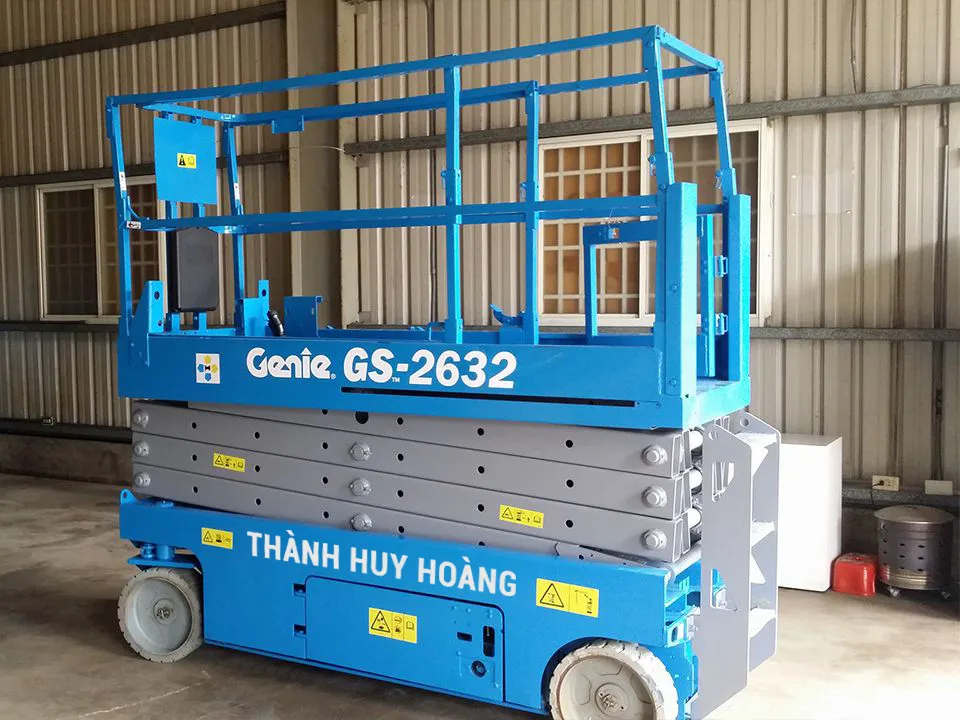 Xe nâng người dạng đứng chuyên dùng bảo trì bóng đèn nhà xưởng