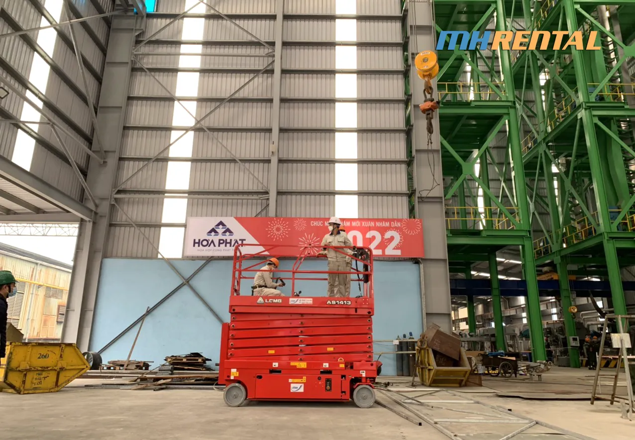 Thi công thực tế bằng xe nâng cắt kéo tại dự án công nghiệp