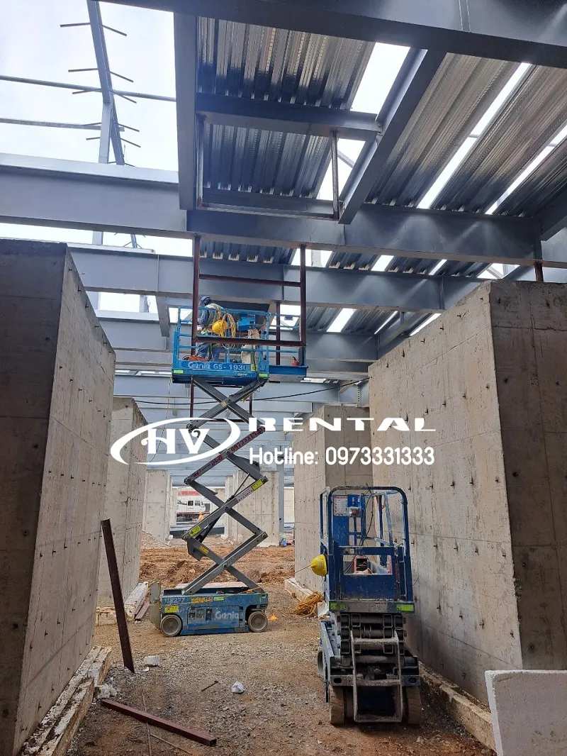 Xe nâng người boom lift tại Khu công nghiệp Liên Chiểu