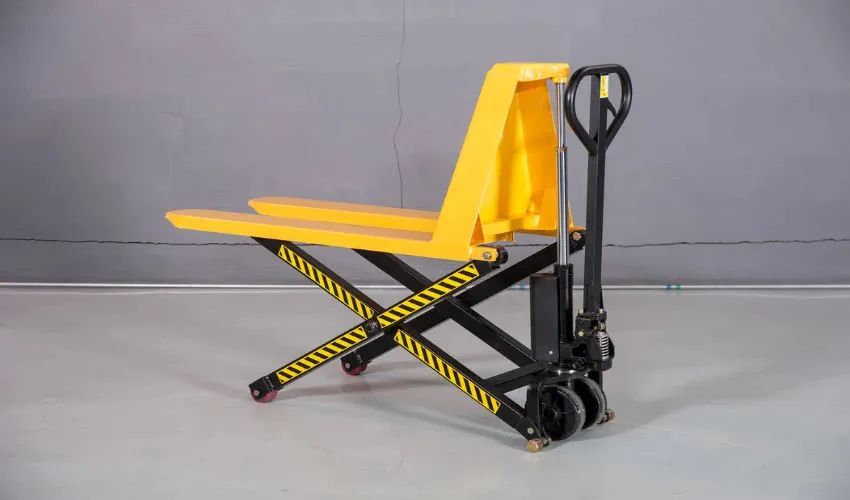 Xe nâng tay cao hỗ trợ xếp hàng lên kệ