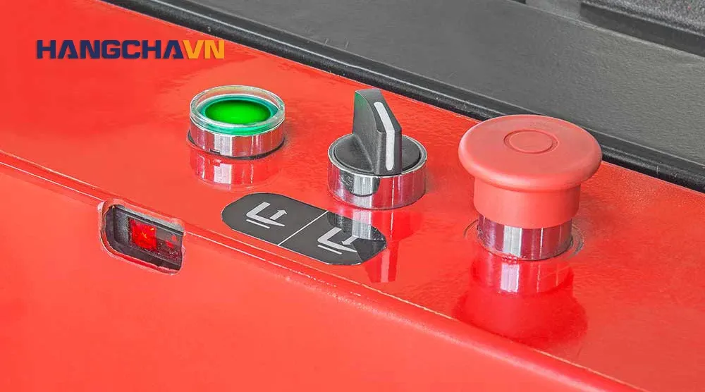 Chức năng nâng hạ tự động dễ dàng kích hoạt trên xe nâng tay điện 3 tấn Hangcha
