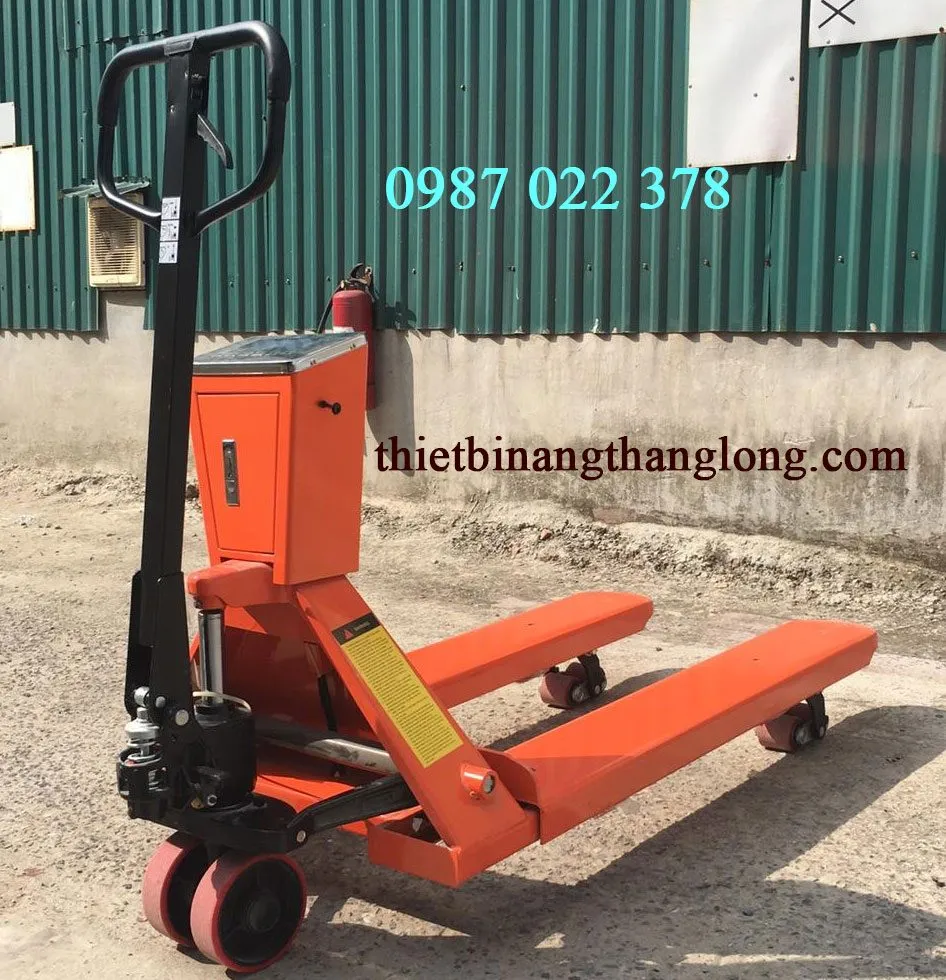 Vận hành xe nâng tay có gắn cân đúng cách giúp kéo dài tuổi thọ thiết bị và đảm bảo an toàn