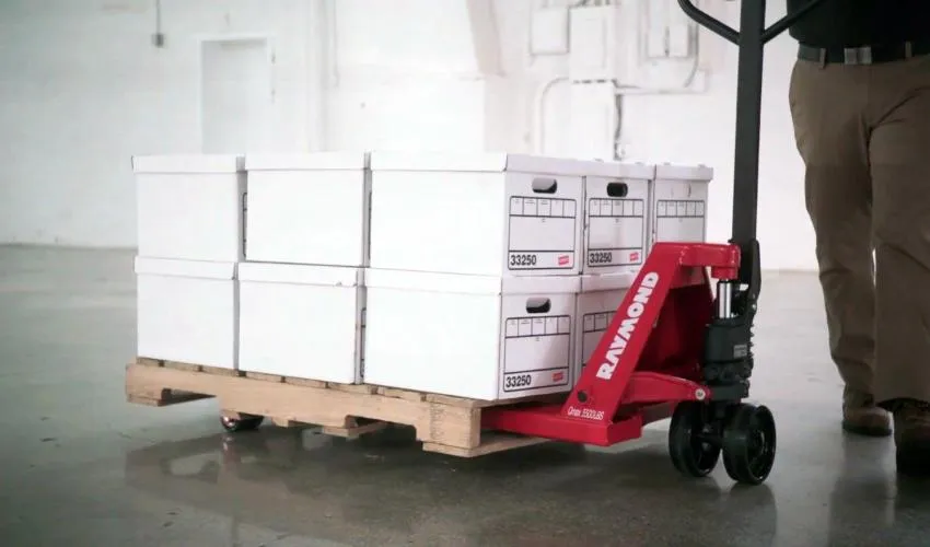 Xe nâng hàng bằng tay là gì và ứng dụng thực tế