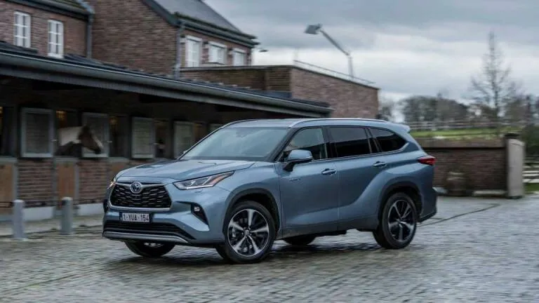 Nội thất xe ô tô 8 chỗ Toyota Highlander sang trọng, rộng rãi