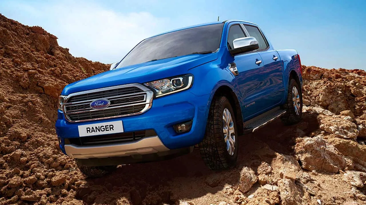 Cận cảnh bánh xe bán tải 2 cầu (4x4) với bùn lầy, minh họa khả năng off-road mạnh mẽ