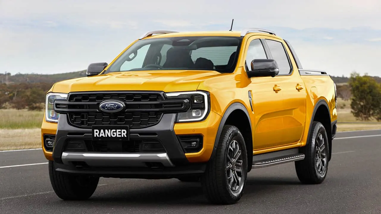 Xe bán tải Ford Ranger Wildtrak đang di chuyển trên đường cao tốc với tốc độ ổn định