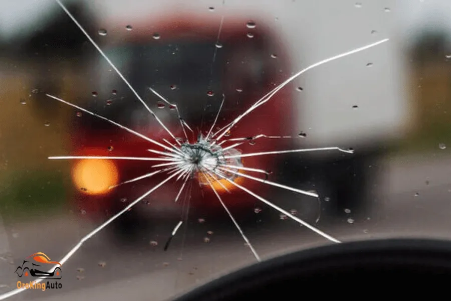Kính xe ô tô bị nứt