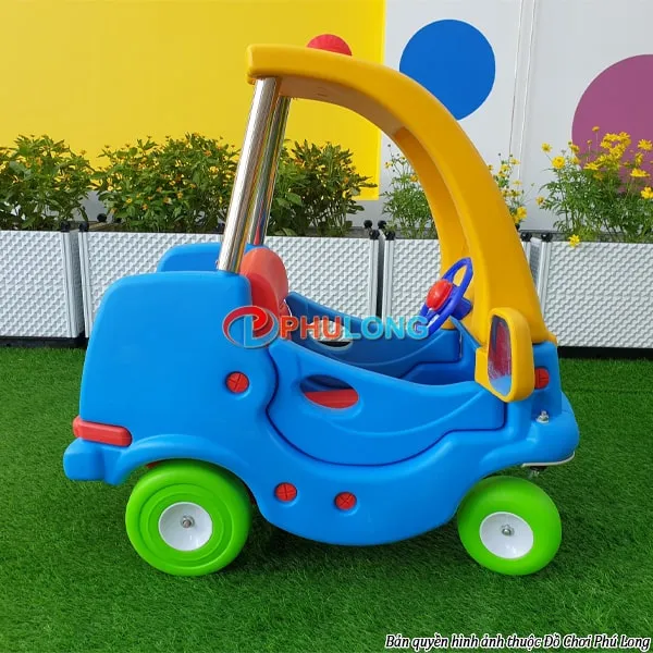 Sản phẩm xe ô tô chòi chân 4 bánh trong khuôn viên trường mầm non tại Thủ Đức, TPHCM