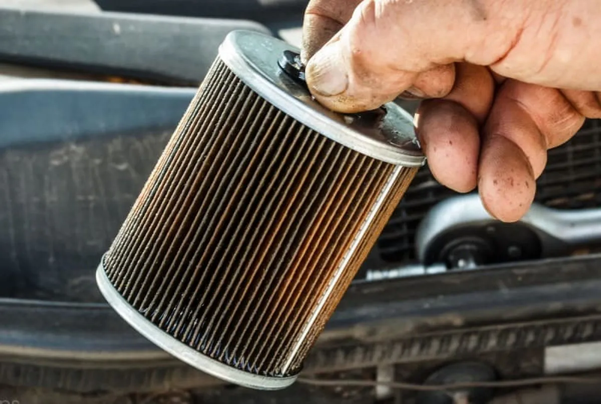 Kỹ thuật viên vệ sinh hệ thống lọc nhiên liệu để khắc phục lỗi engine lag