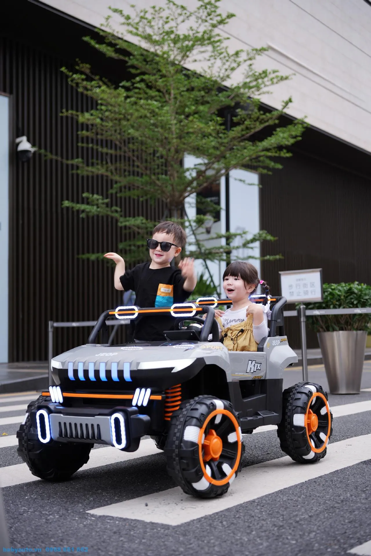 Khoang ngồi rộng rãi của ô tô điện trẻ em 2 chỗ ngồi cho hai bé