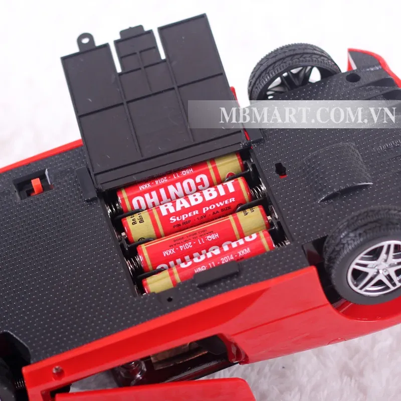 Hình ảnh cho thấy vị trí lắp đặt và loại pin được sử dụng cho xe ô tô điều khiển từ xa