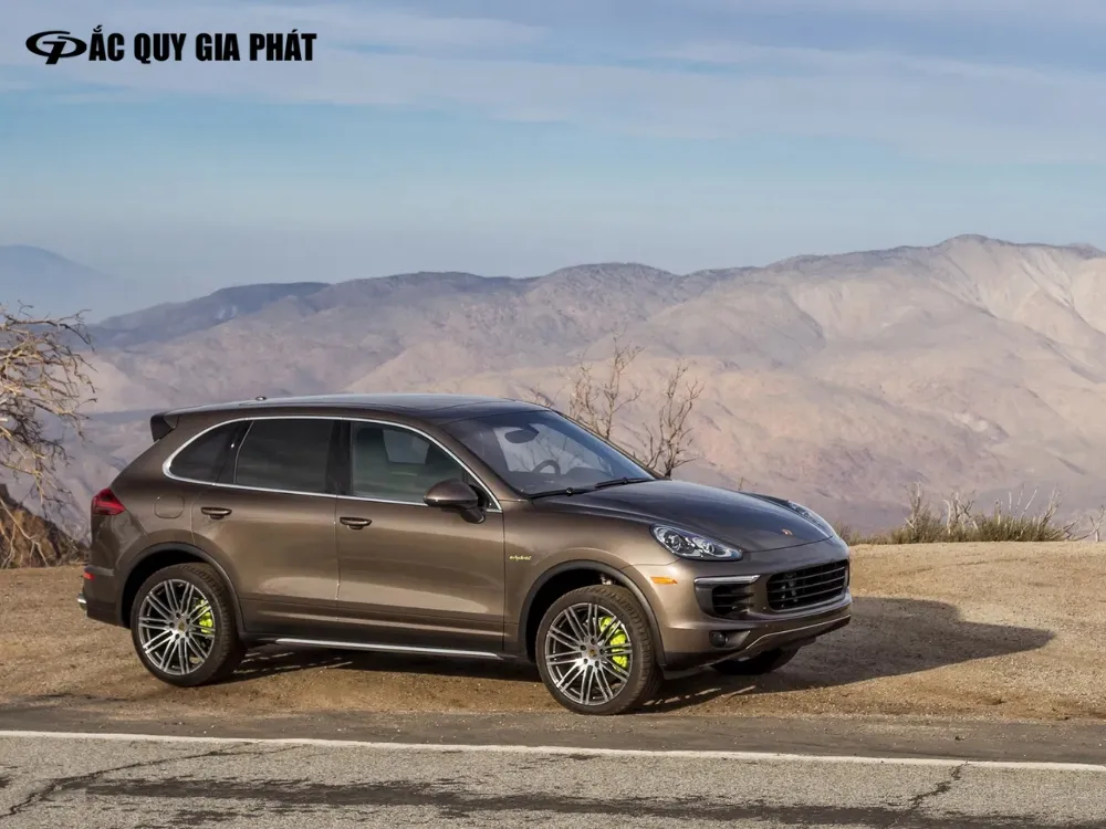 Xe ô tô màu nâu đất