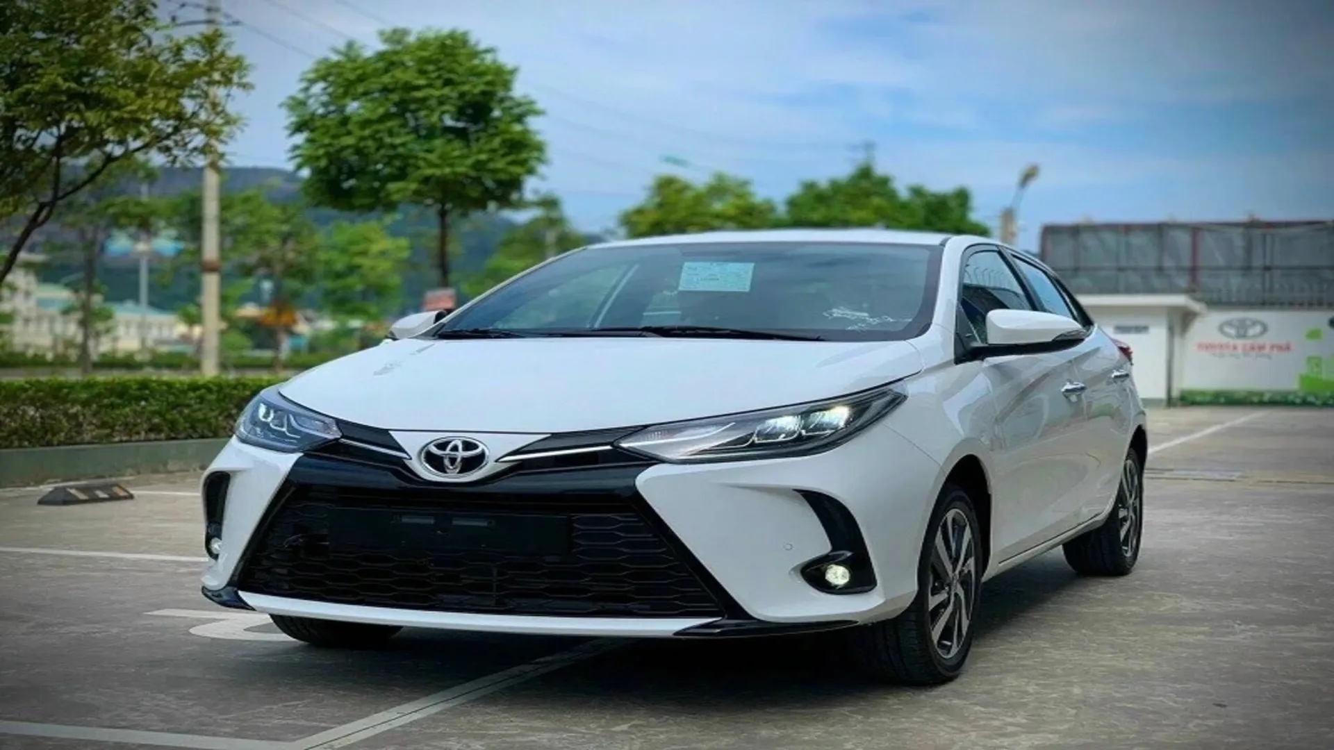 Toyota Yaris, hatchback cỡ nhỏ bền bỉ, được nhiều chị em tin chọn là xe ô tô nhỏ cho nữ