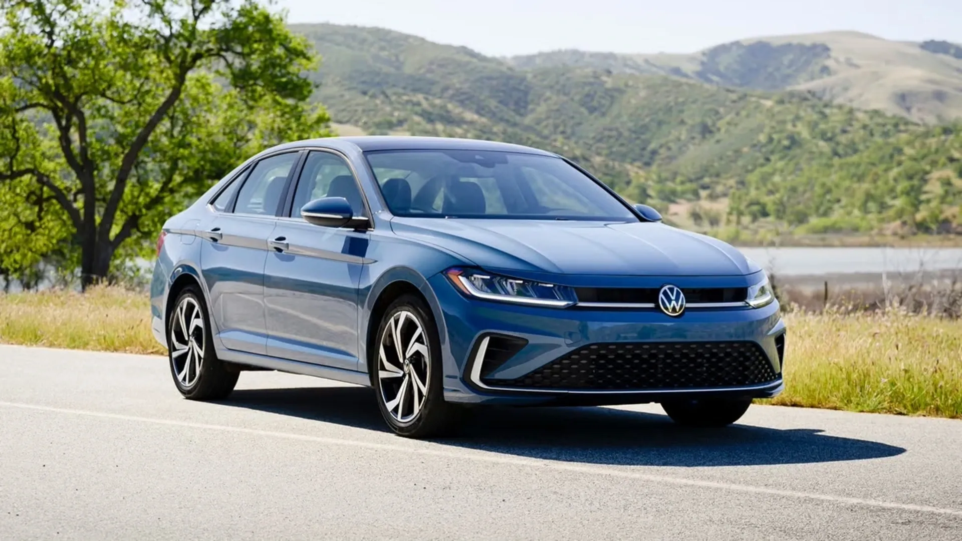 Volkswagen Jetta, sedan hạng C với nội thất rộng rãi, cảm giác lái chắc chắn