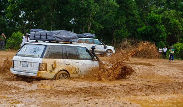 Xe ô tô vượt qua đường lầy an toàn