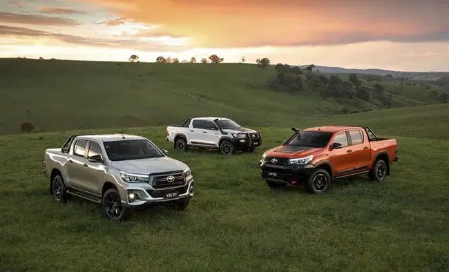 Gầm xe của một chiếc bán tải đang được kiểm tra, thể hiện tầm quan trọng của việc kiểm tra kỹ lưỡng xe bán tải cũ dưới 500 triệu