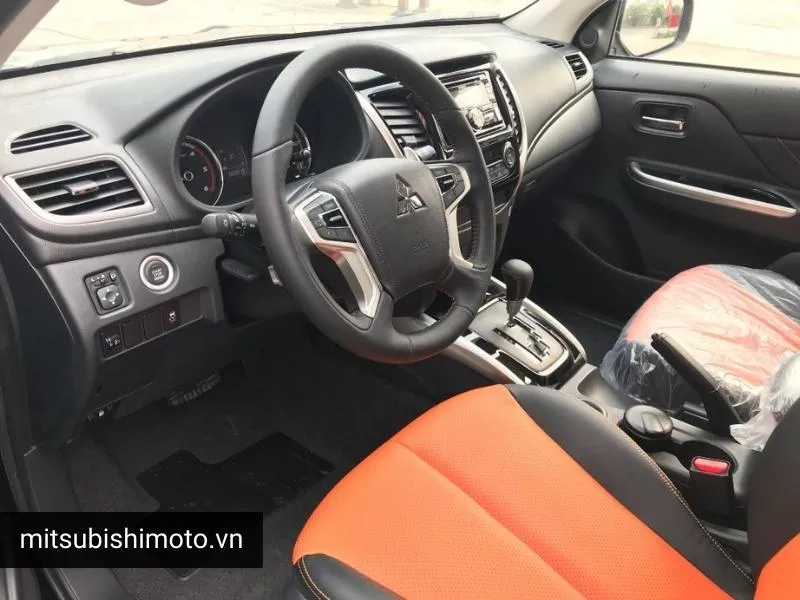 Vô lăng xe ô tô Mitsubishi bán tải Triton Athlete tích hợp màn hình hiển thị đa thông tin