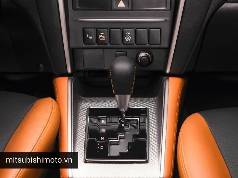 Hệ dẫn động 2 cầu Super Select II giúp tăng tối đa khả năng off-road của Triton Athlete