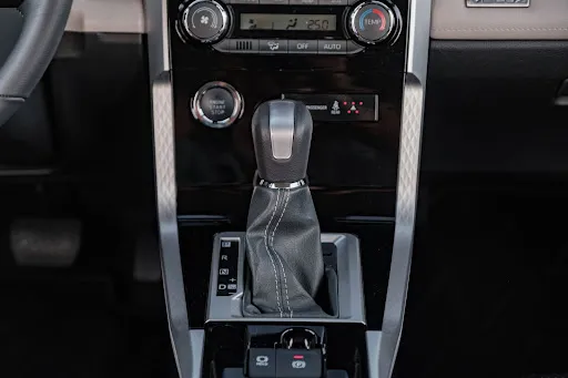 Cần số xe tự động Toyota Veloz với các ký hiệu P-R-N-D-S