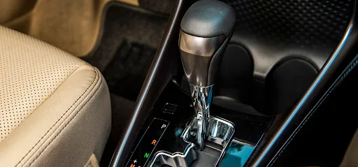 Cần số Toyota Vios 1.5G CVT với chế độ lái thể thao