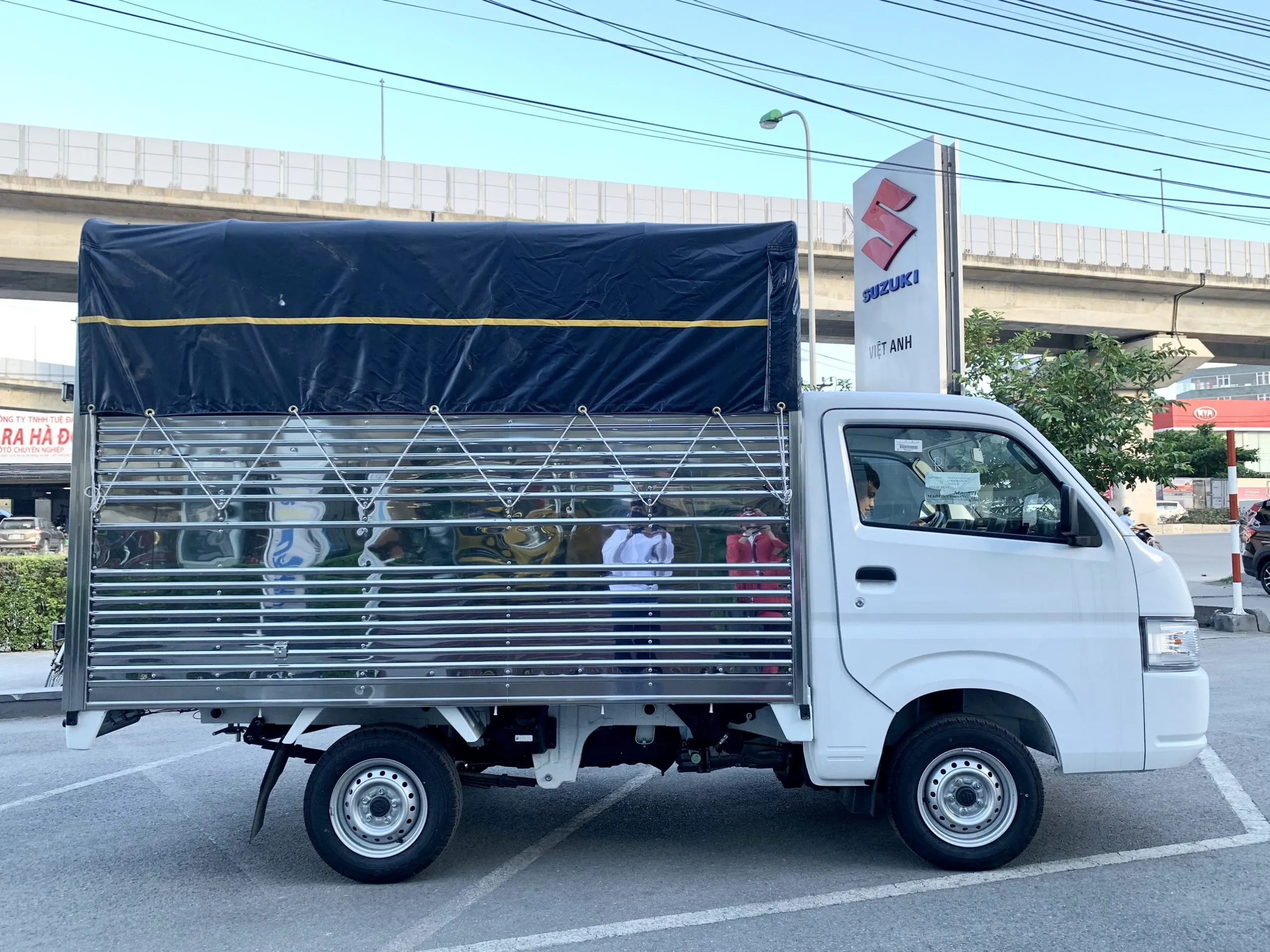 Quy trình bảo quản hàng hóa nghiêm ngặt trên thùng xe tải đời mới.