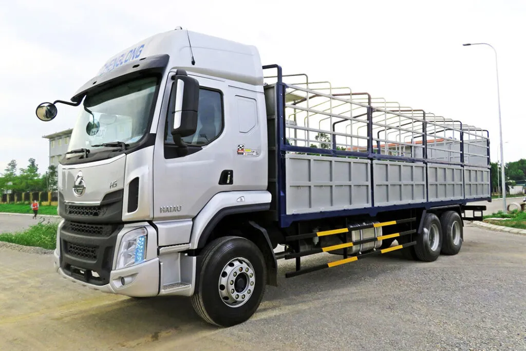 Xe tải 3 chân Chenglong LZ1250, một đại diện cho xe bán tải đa dụng