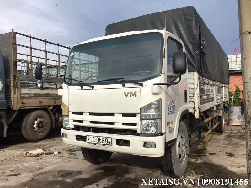 Kiểm tra khoang động cơ và nội thất xe Isuzu đã được kiểm định