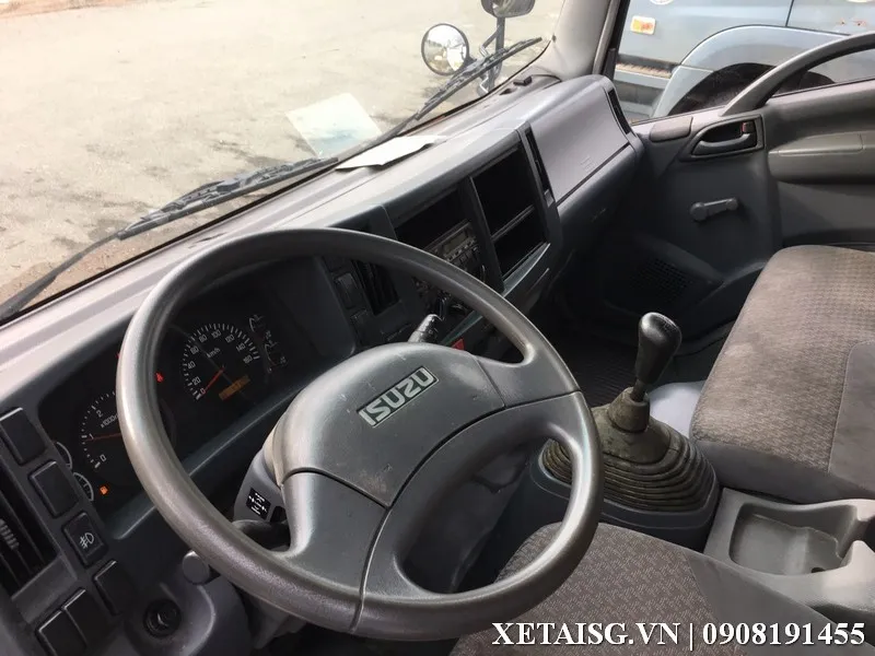 Kiểm tra kỹ lưỡng các chi tiết nội thất và khoang lái xe Isuzu cũ