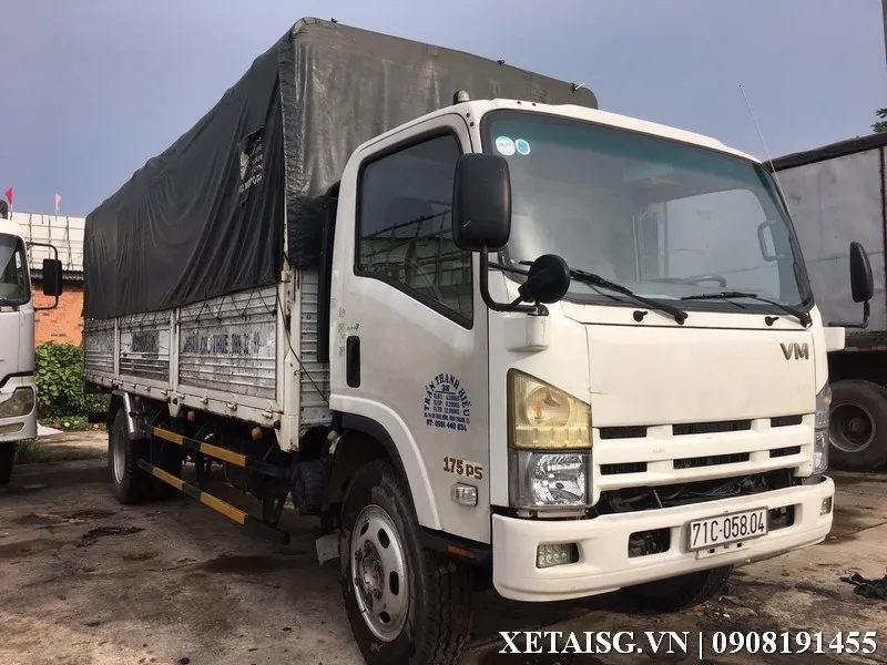 Hình ảnh chi tiết gầm xe và lốp xe bán tải Isuzu cũ sau khi kiểm định