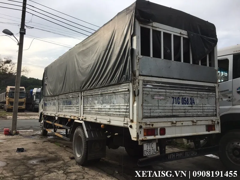 Thao tác kiểm tra động cơ và các chi tiết cơ khí quan trọng của xe tải Isuzu cũ