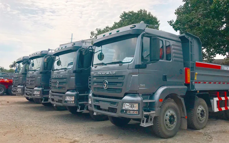 Bảng điều khiển và vô lăng bên trong cabin xe tải ben Shacman