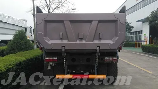 Cận cảnh mặt trước mạnh mẽ và thiết kế gương hộp của xe ben JAC 4 chân Gallop K5