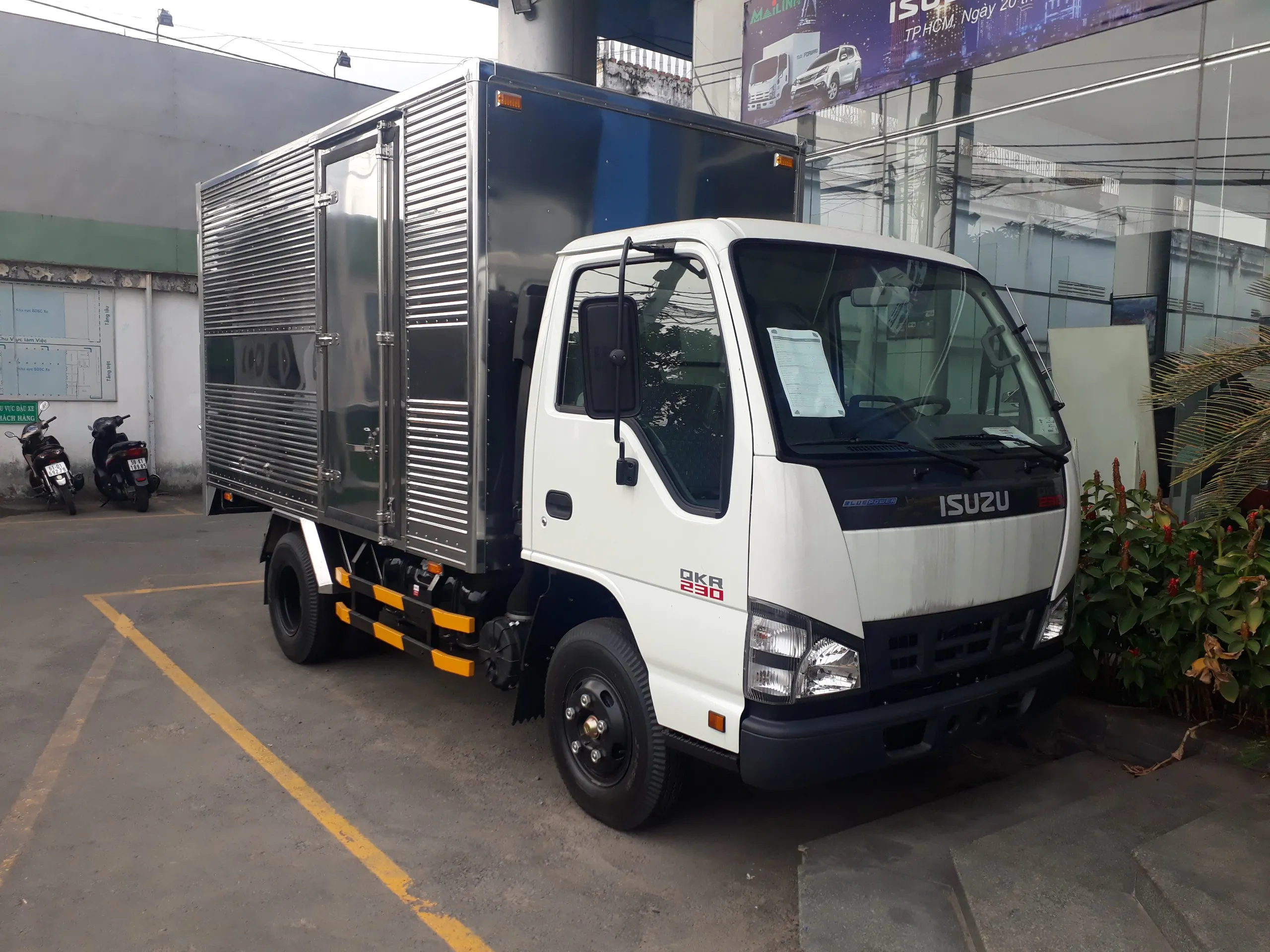 Kiểm tra các chi tiết bên trong khoang lái xe bán tải cũ để đánh giá độ mòn