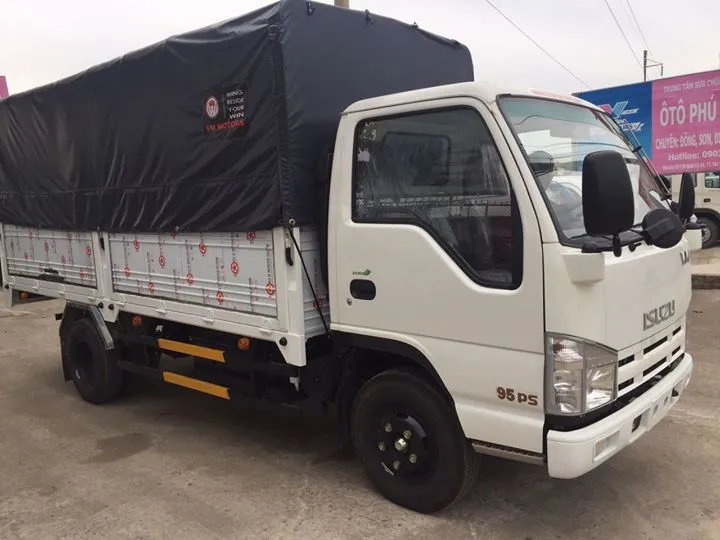 Cận cảnh khoang động cơ của xe bán tải cũ Isuzu