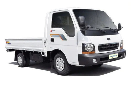 Xe bán tải cũ Isuzu D-Max đang được kiểm tra tổng quát tại Đà Nẵng