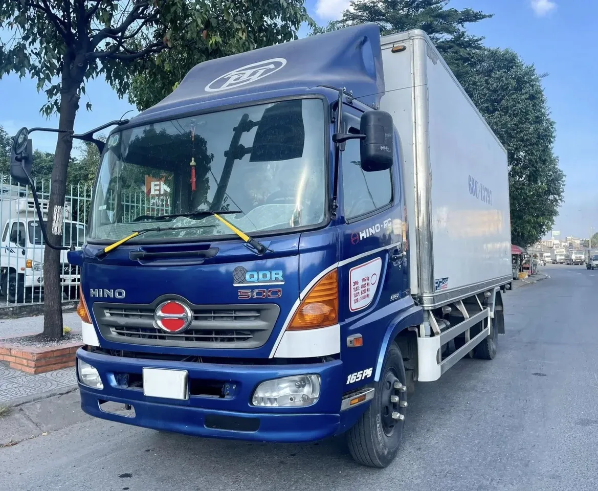 Xe tải Hino 6 tấn đời 2013 màu trắng